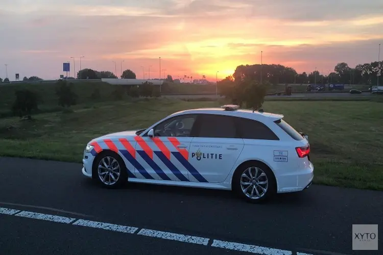 Bestelbus met gestolen aanhanger op de A6 van de weg gehaald