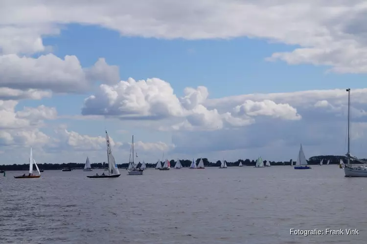 Zeilwedstrijden Sneekweek op het Sneekermeer in beeld